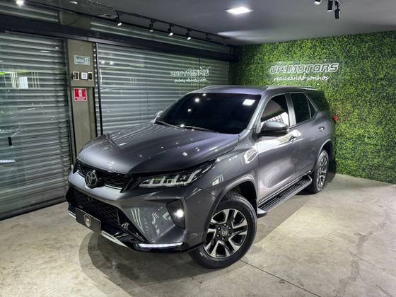 TOYOTA HILUX SW4 2.8 D-4D TURBO DIESEL DIAMOND 7L 4X4 AUTOMÁTICO